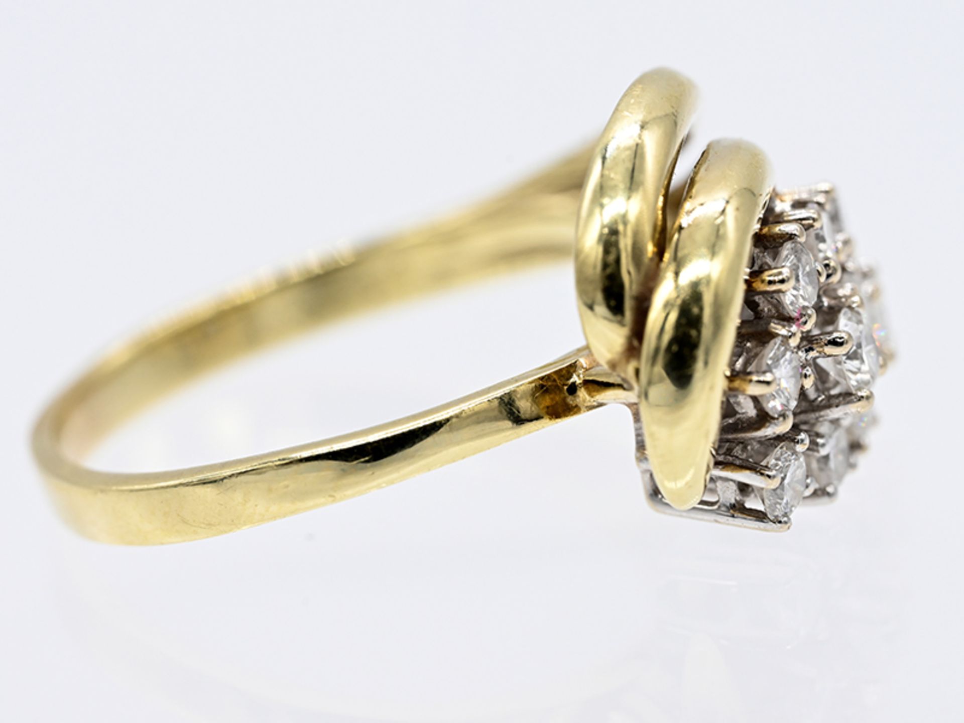 Ring mit 12 Brillanten, zusammen ca. 0,75 ct, 60- er Jahre 585/- Gelb- und Weißgold. Gesamtgewicht - Image 2 of 3