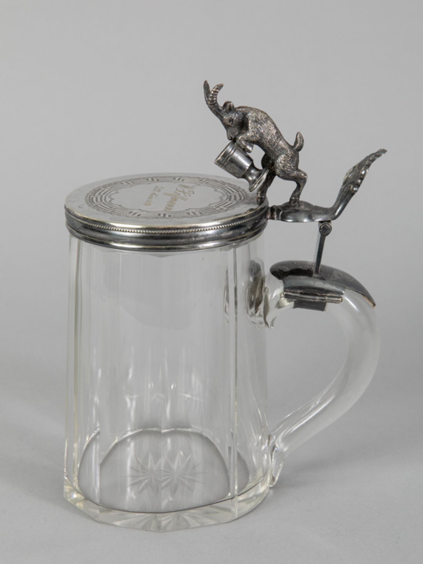 Bierseidel aus Kristallglas mit Metalldeckel und Geißbock, Deutschland, 1869 Mundgeblasenes