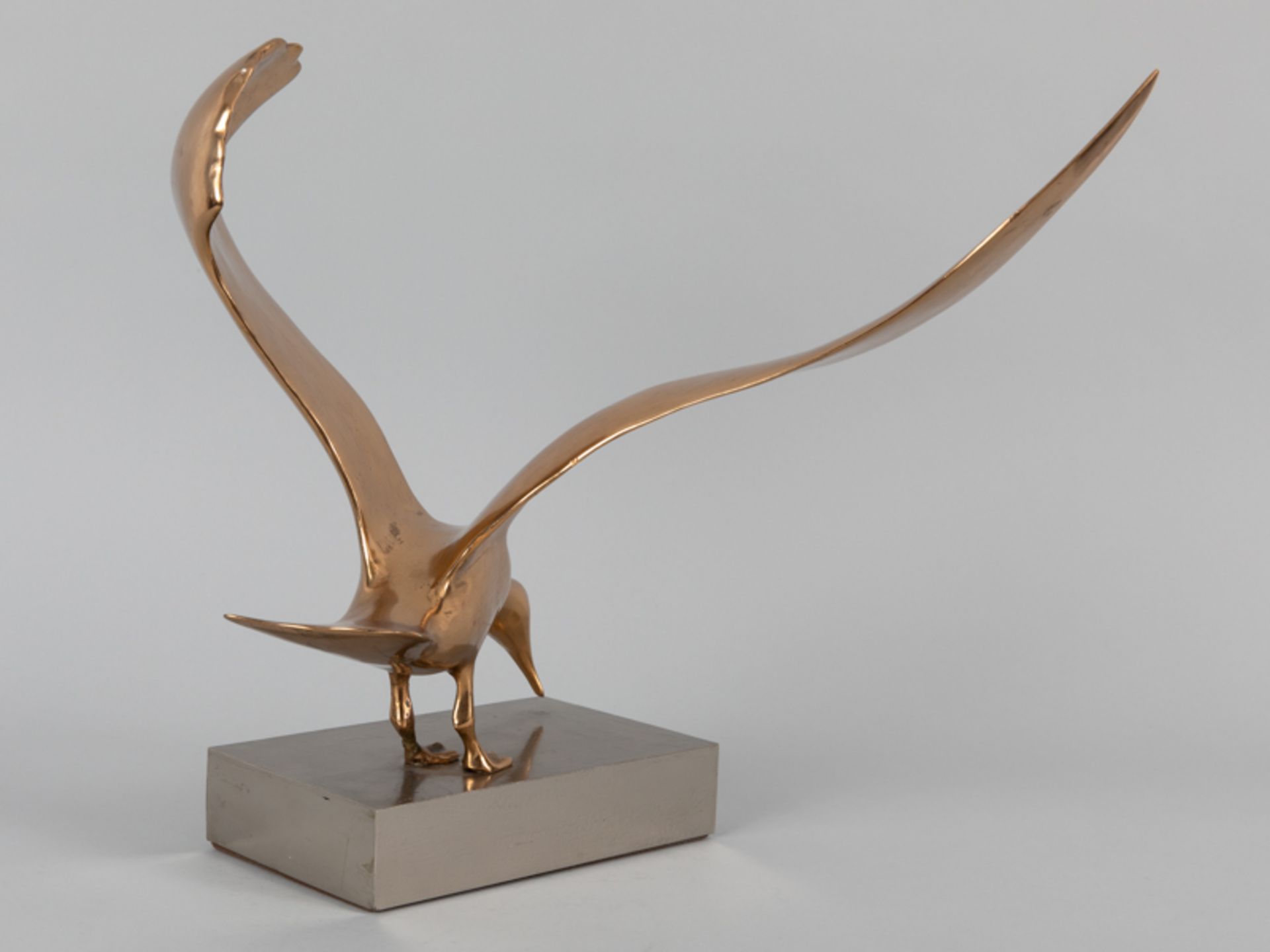 Unbekannter Skulpteur, 20. Jahrhundert Messing/Bronze; Vogelskulptur einer stilisierten Möwe auf - Bild 2 aus 3