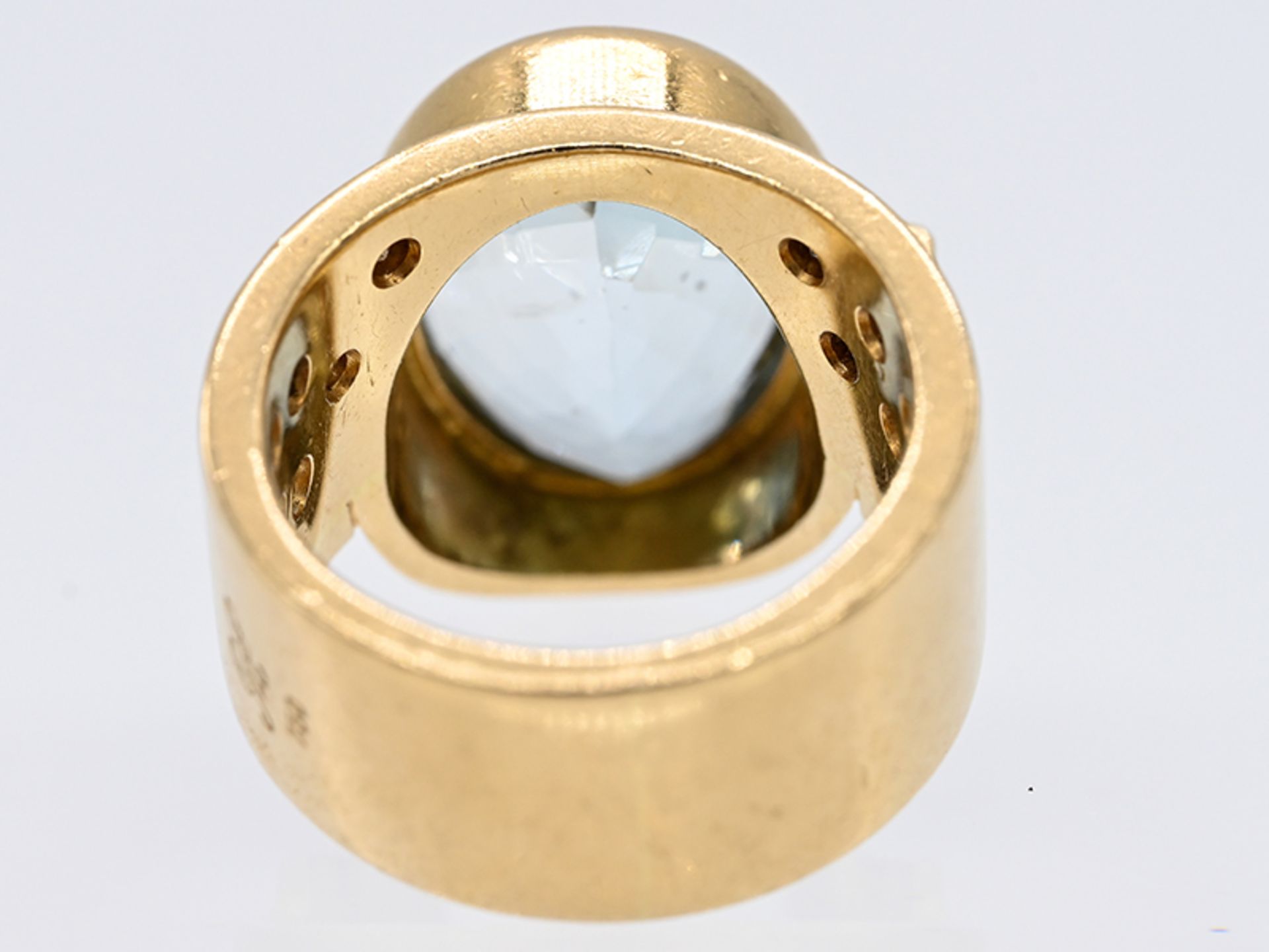 Massiver Ring im modernen Design mit Aquamarin ca. 10,5 ct und 12 Brillanten und 2 Diamanten, - Bild 4 aus 4
