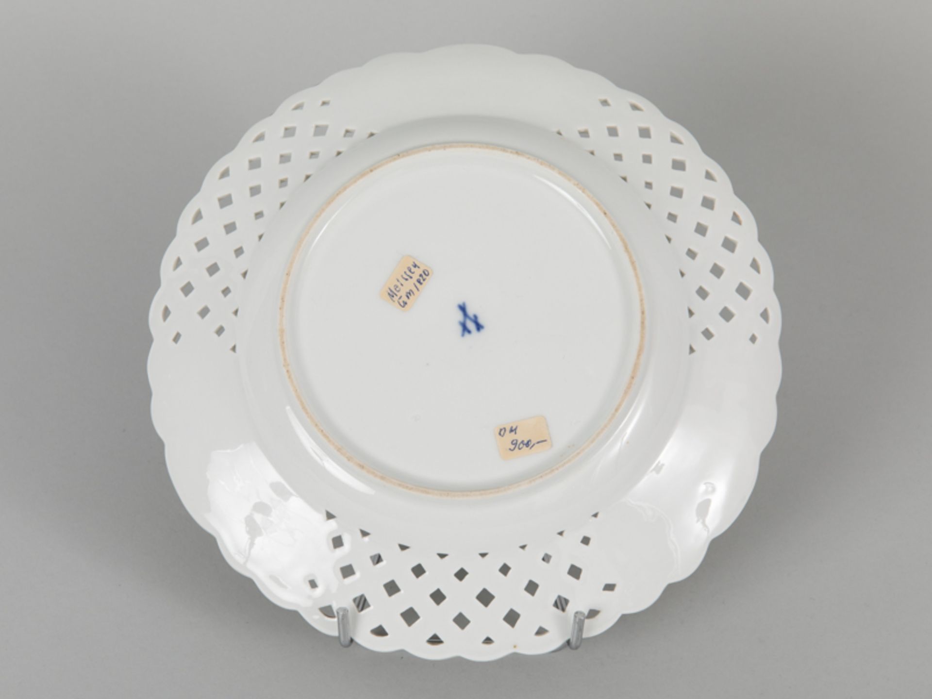 Teller mit Vogel- und Blumenmalerei; Meissen, Knaufschwerterzeit Weißporzellan mit polychromer - Bild 3 aus 3