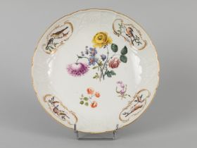 Schale mit Vögel- und Blumenmalerei, Dulong-Relief, Meissen, wohl 1750 Weißporzellan mit polychromer