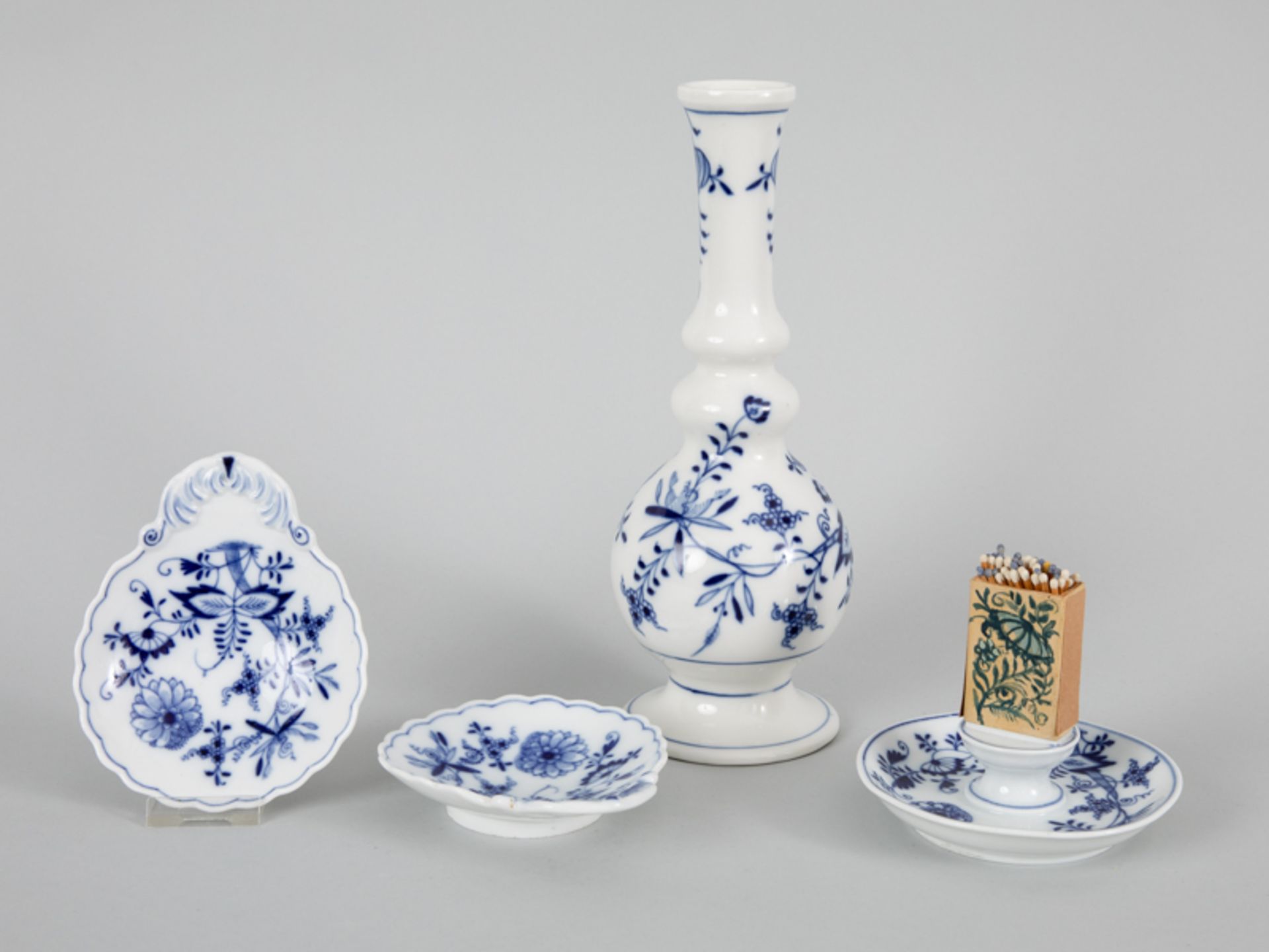 Konvolut aus Vase, Streichholzhalter, 2 Muschelschälchen "Zwiebelmuster", Meissen, Knaufzeit, 19./ - Image 2 of 4