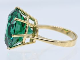 Cocktail-Ring mit dunkelgrünem Farbstein, Goldschmiedearbeit, 90- er Jahre 750/- Gelbgold.