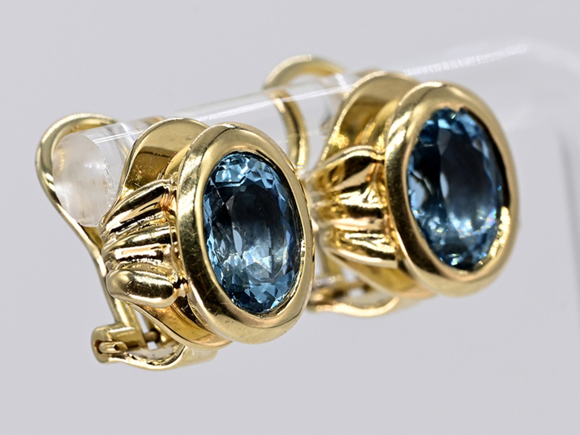 Paar Ohrclips mit hellblauem Topas, Juweliersarbeit, 90-er Jahre 585/- Gelbgold. Gesamtgewicht ca. - Image 2 of 3
