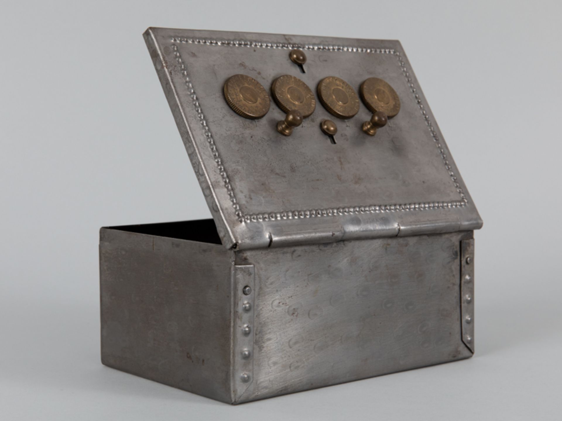 Miniatur-Safe, um 1920 Quadratische Truhe aus silberner Metalllegierung mit Erhebungen aus - Image 4 of 4