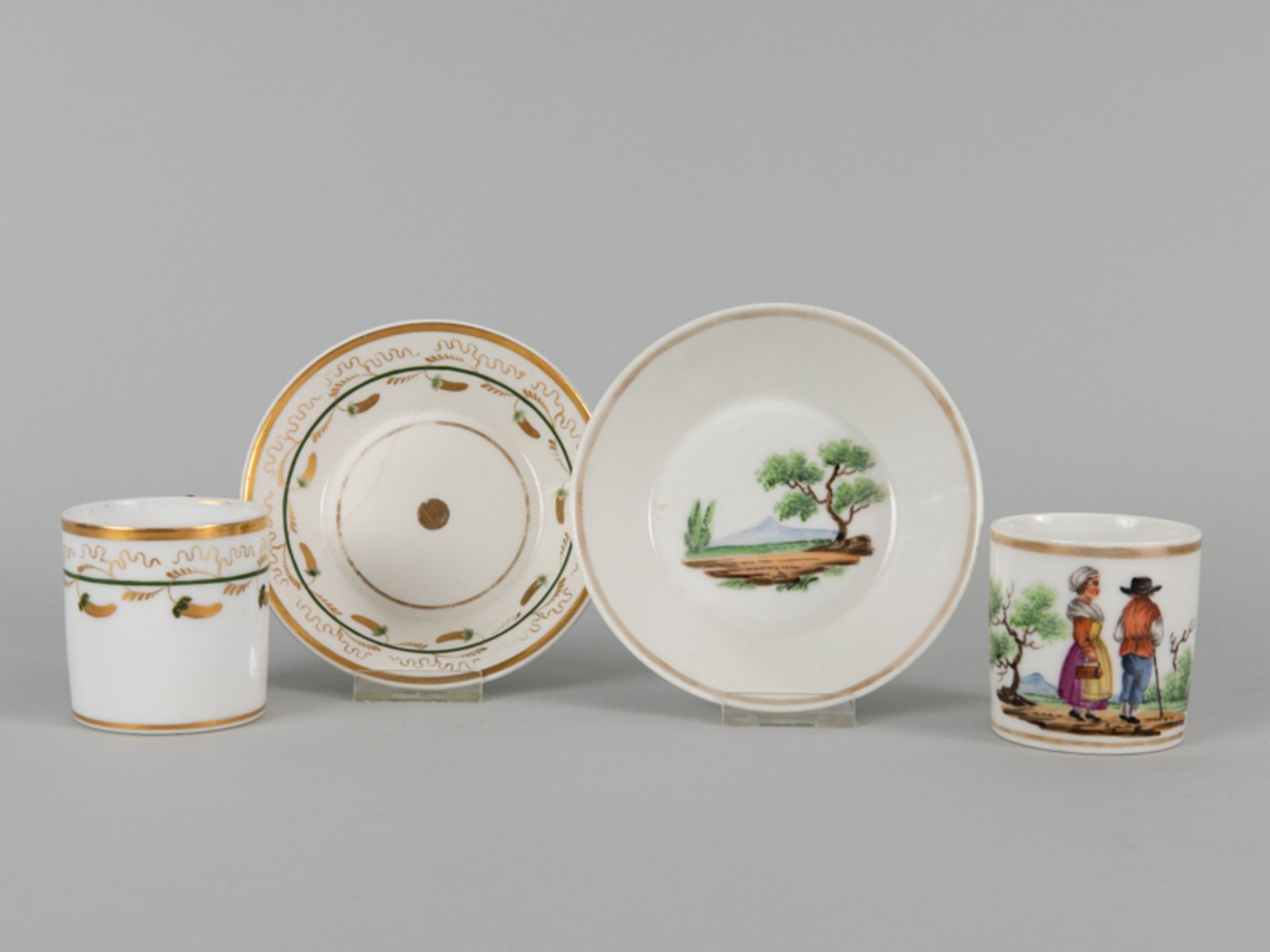 Paar verschiedene handbemalte Tassen, 19. Jahrhundert Weißporzellan mit polychromer Malerei und