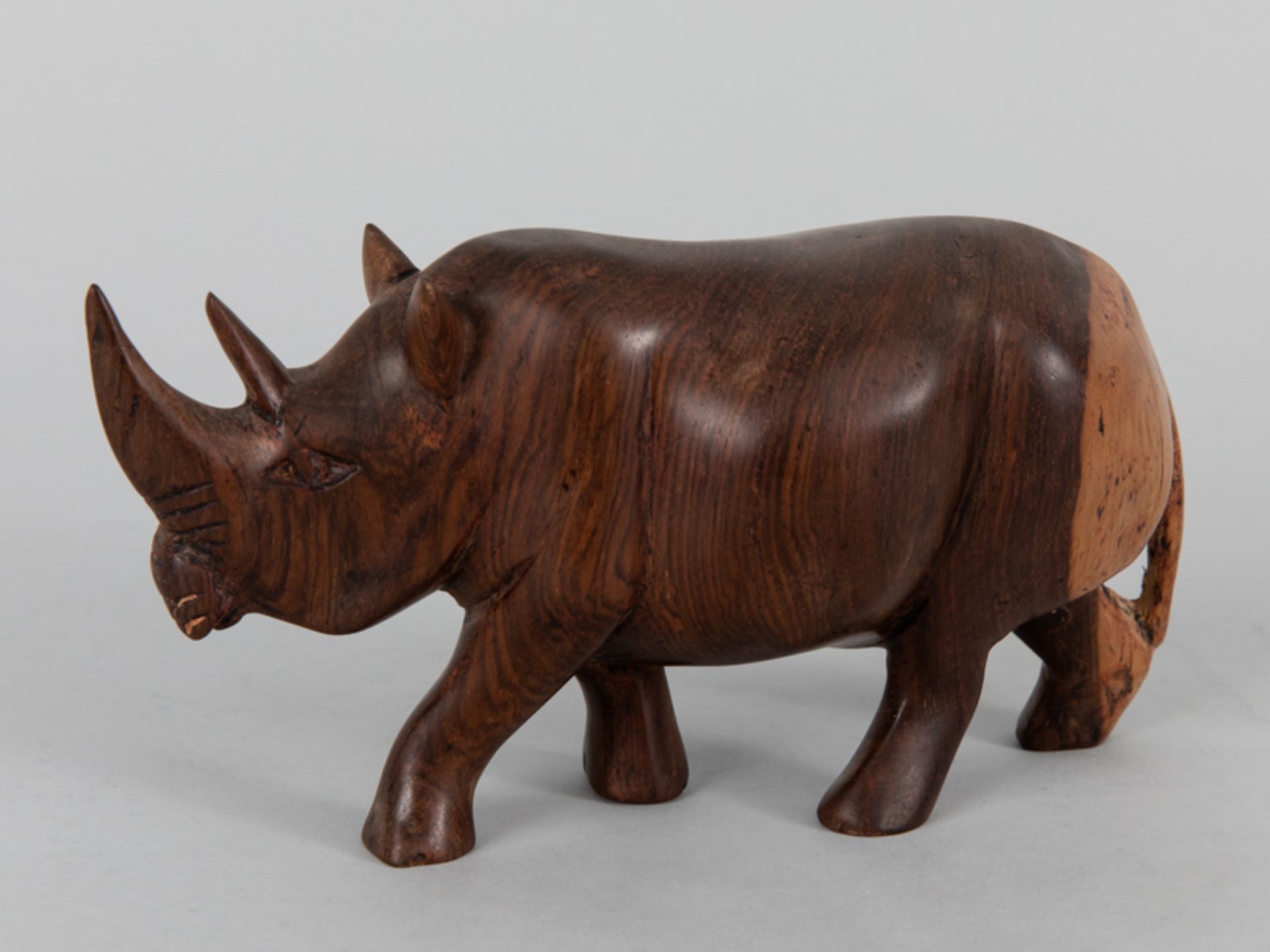Unbekannter Künstler, 20. Jahrhundert Hartholz; Figur eines schreitenden Nashorns; L: ca. 17,5 cm;