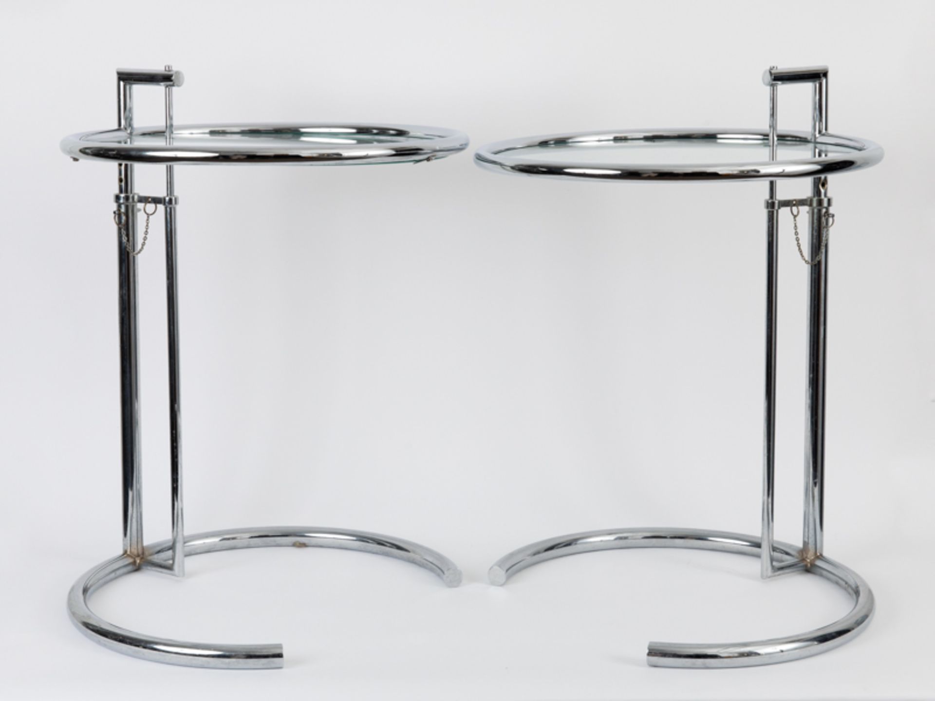 Paar Beistelltische "Adjustable Table" nach Eileen Gray, Neuzeitlich Glas und verchromter Stahl;