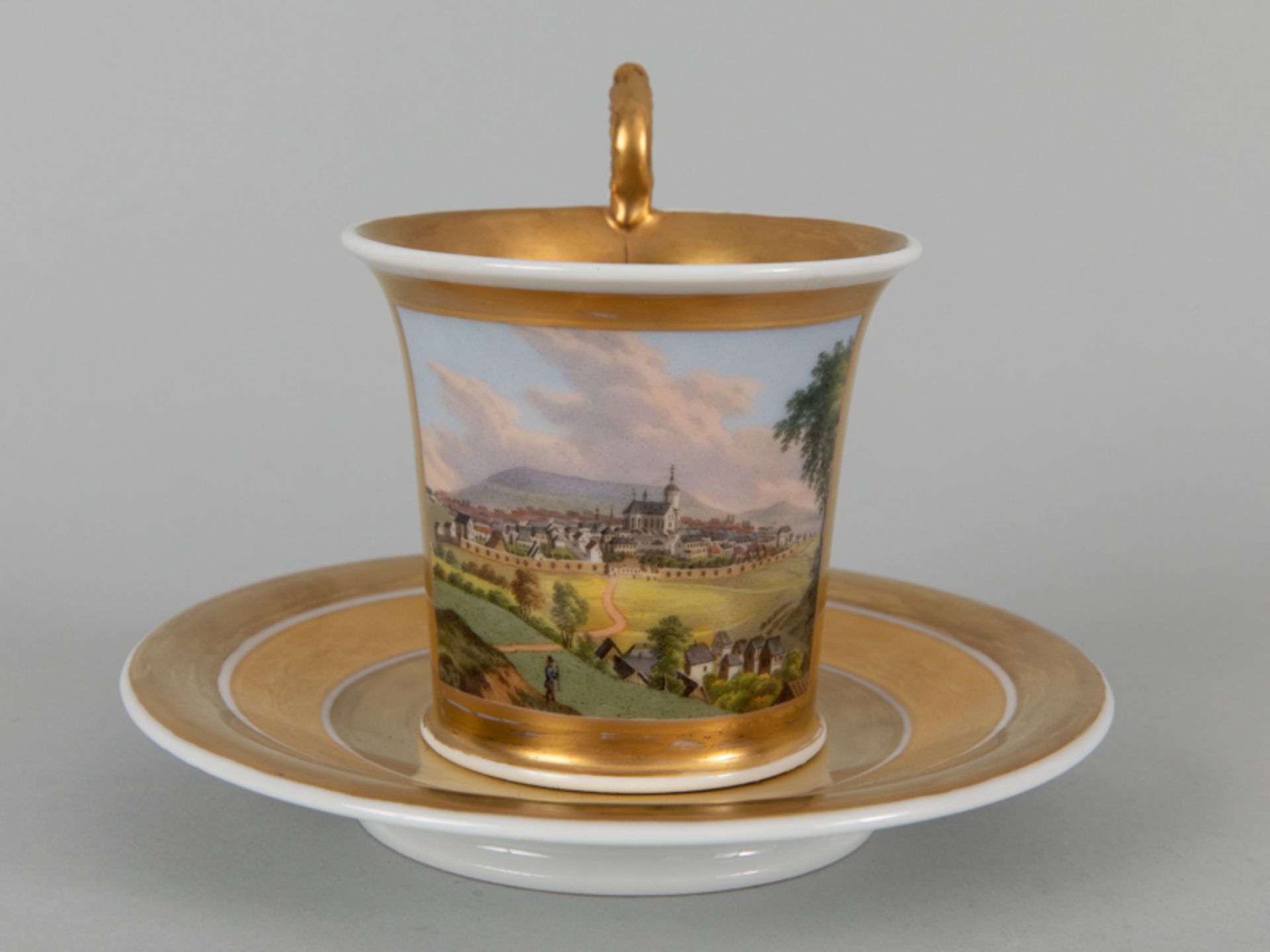 Goldene Ansichtstasse, 19. Jahrhundert Weißporzellan mit polychromer Vedutenmalerei und - Image 2 of 3