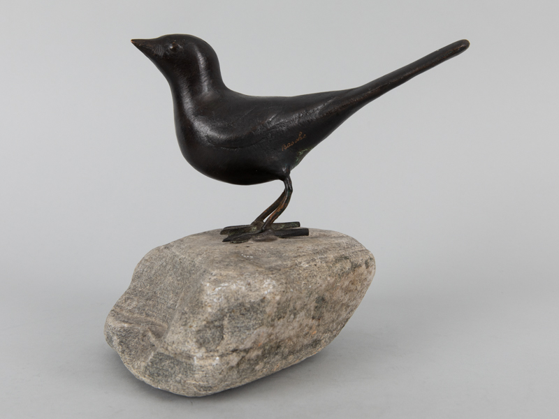 Vogelfigur auf Stein; Kupferarbeiten Philipp Basche, München, 20./21. Jh. Altkupfer, bronzeähnlich