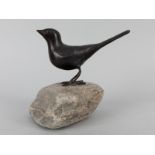 Vogelfigur auf Stein; Kupferarbeiten Philipp Basche, München, 20./21. Jh. Altkupfer, bronzeähnlich