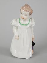 Figur stehendes Mädchen mit Puppe; Entwurf: Julius Konrad Hentschel (1874 - 1942); Meissen, 20.