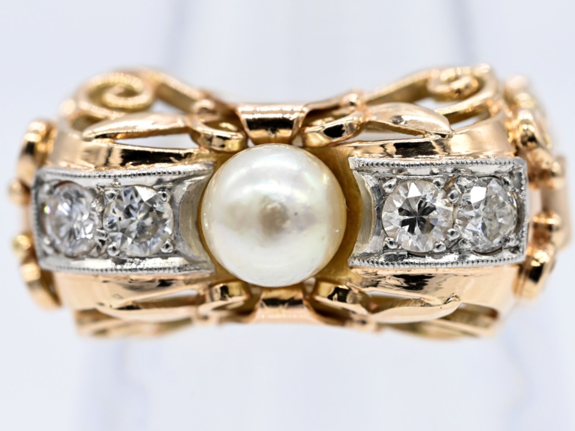Ring mit Akoya Perle und 4 Altschliff-Diamanten, zusammen ca. 0,30 ct, 50-er Jahre 585/- Gelbgold.