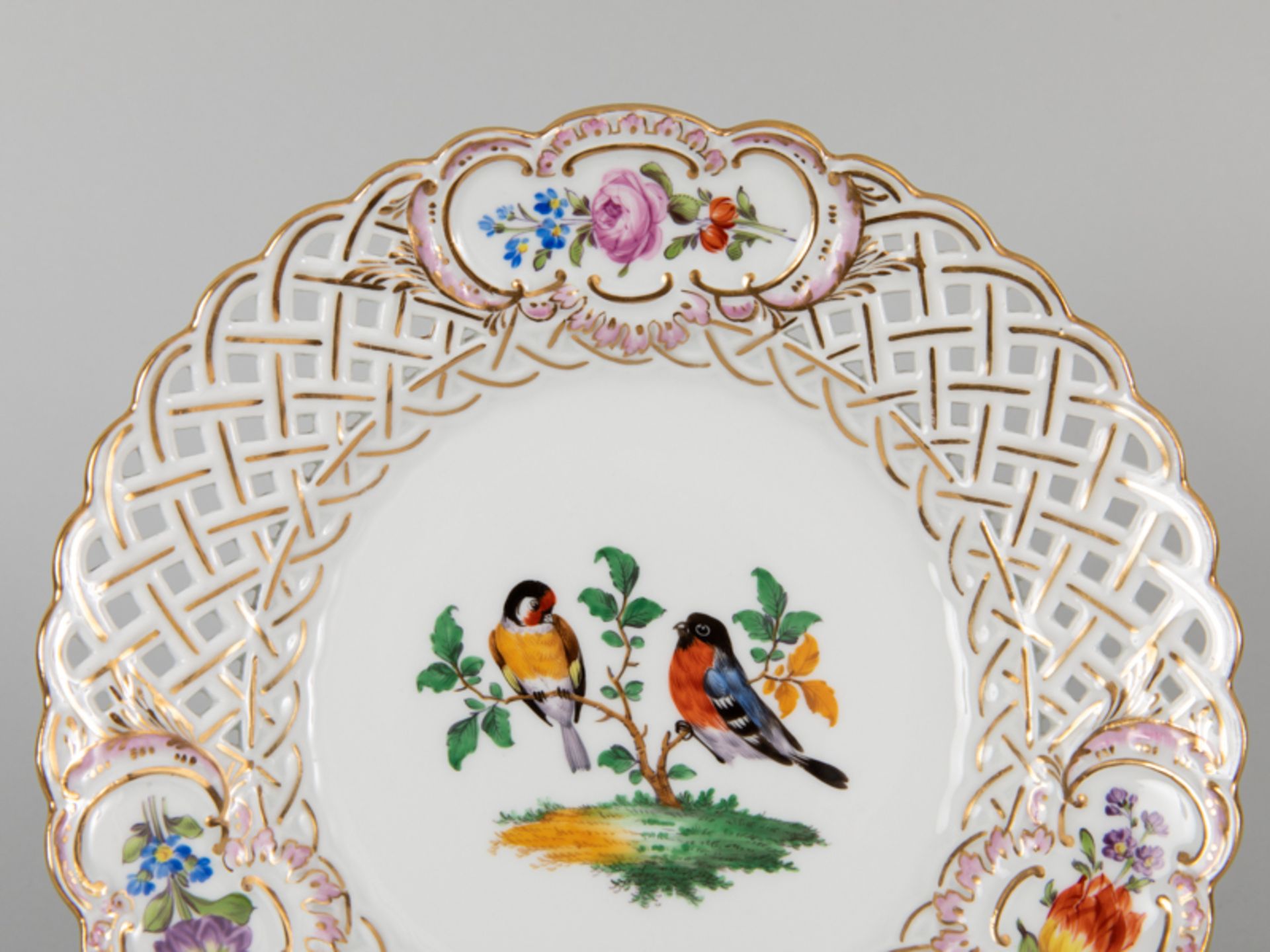 Teller mit Vogel- und Blumenmalerei; Meissen, Knaufschwerterzeit Weißporzellan mit polychromer - Bild 2 aus 3