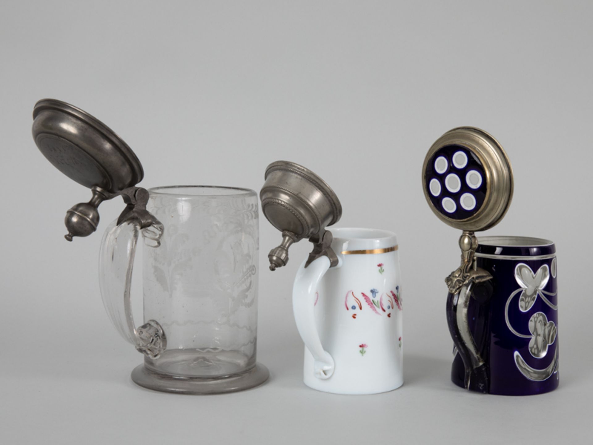 3 antike Bierkrüge mit Zinndeckel Montur, 19. Jahrhundert Klarglas, Überfangglas und Opalglas; - Image 3 of 4