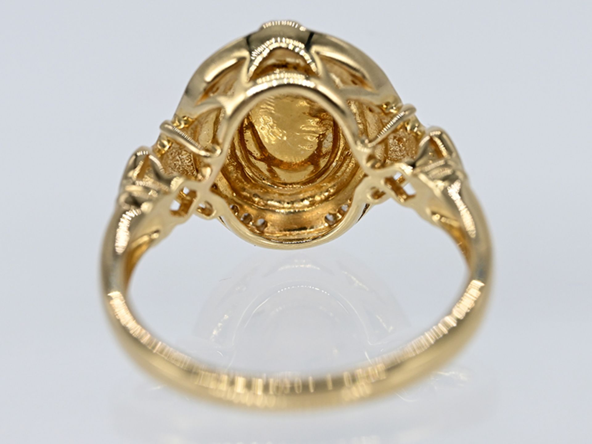 Ring mit Opal-Cabochon und 28 kleinen Achtkant-Diamanten, 20. Jh. 10kt Gelbgold. Gesamtgewicht ca. - Image 3 of 4
