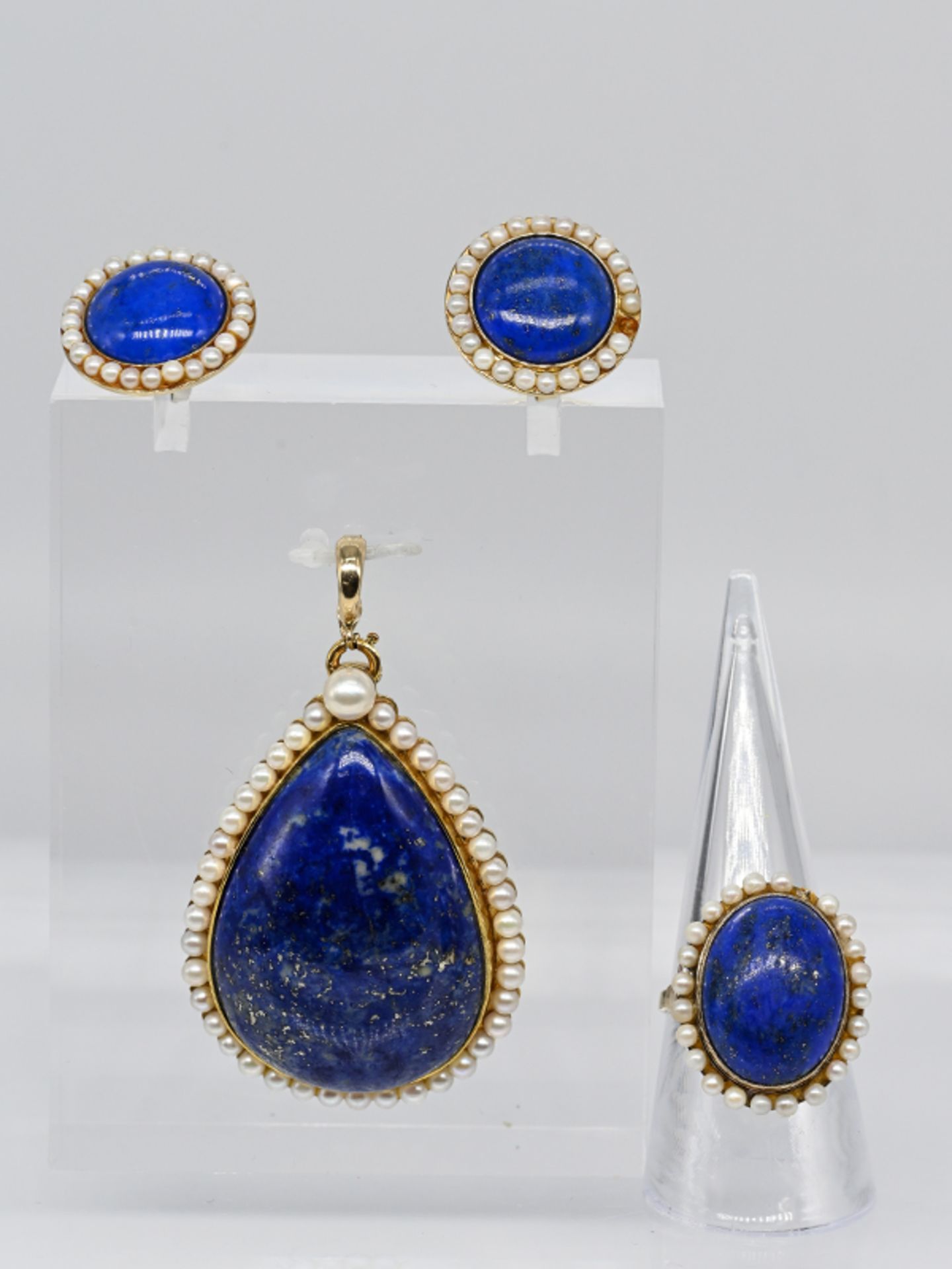 3 tlg. Schmuckset: Anhänger, Ring, Paar Ohrstecker mit Lapislazuli und kleinen Perlen, 80- er