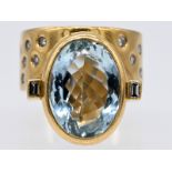 Massiver Ring im modernen Design mit Aquamarin ca. 10,5 ct und 12 Brillanten und 2 Diamanten,