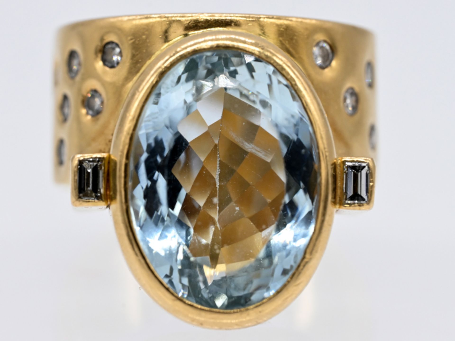 Massiver Ring im modernen Design mit Aquamarin ca. 10,5 ct und 12 Brillanten und 2 Diamanten,