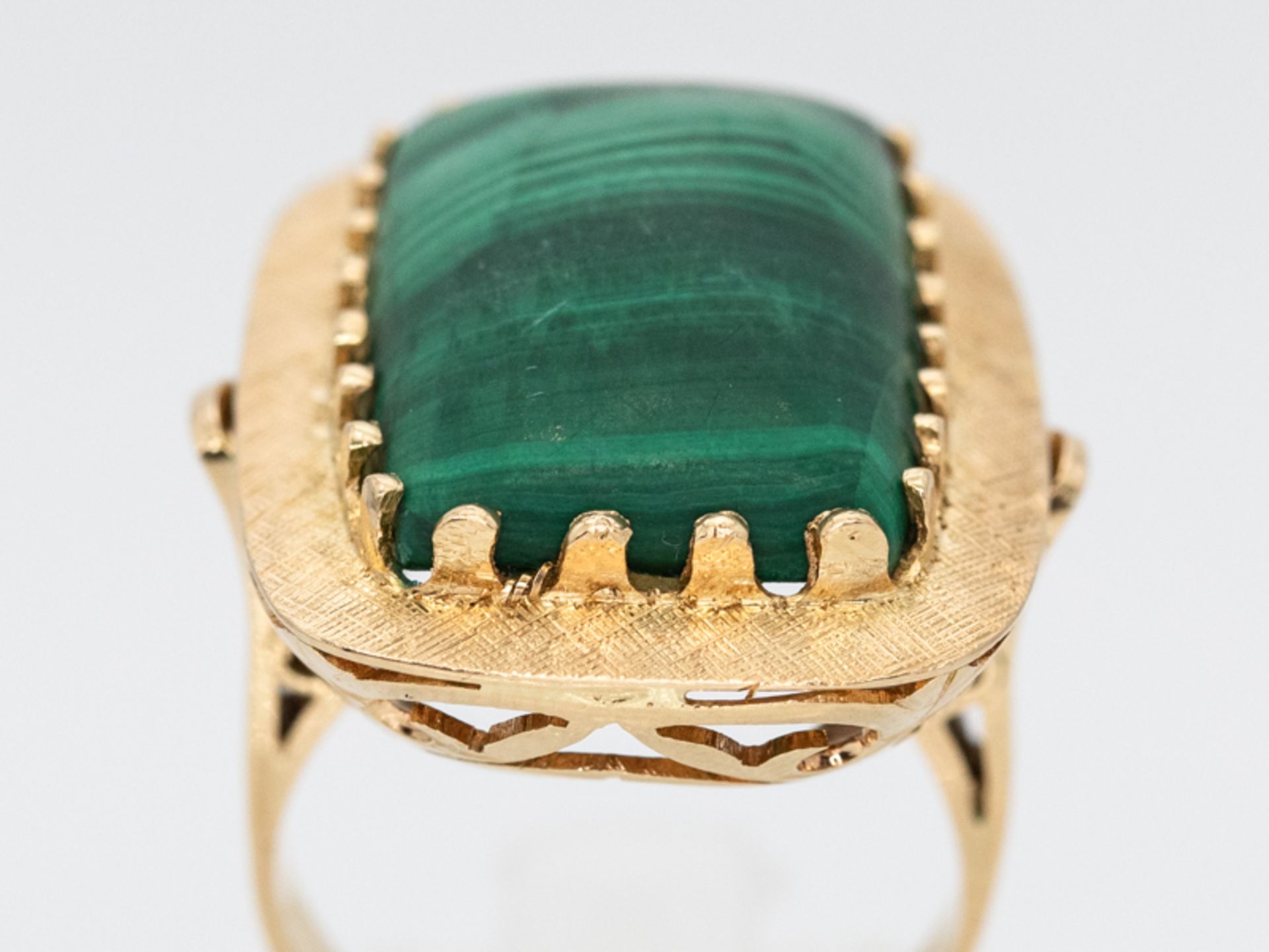 Ring mit Malachit-Cabochon, Goldschmiedearbeit 70-er Jahre 750/- Gelbgold. Gesamtgewicht ca. 13,2 g. - Image 3 of 6