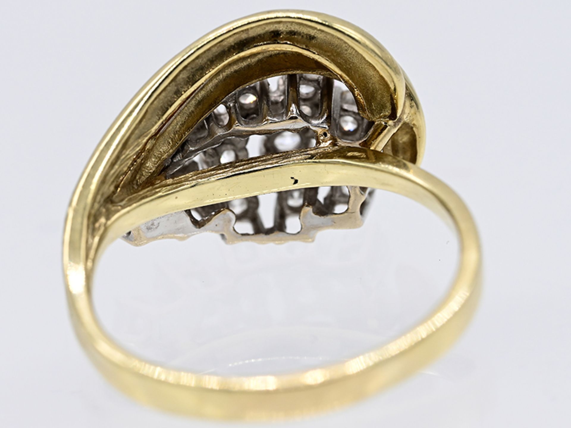 Ring mit 12 Brillanten, zusammen ca. 0,75 ct, 60- er Jahre 585/- Gelb- und Weißgold. Gesamtgewicht - Image 3 of 3
