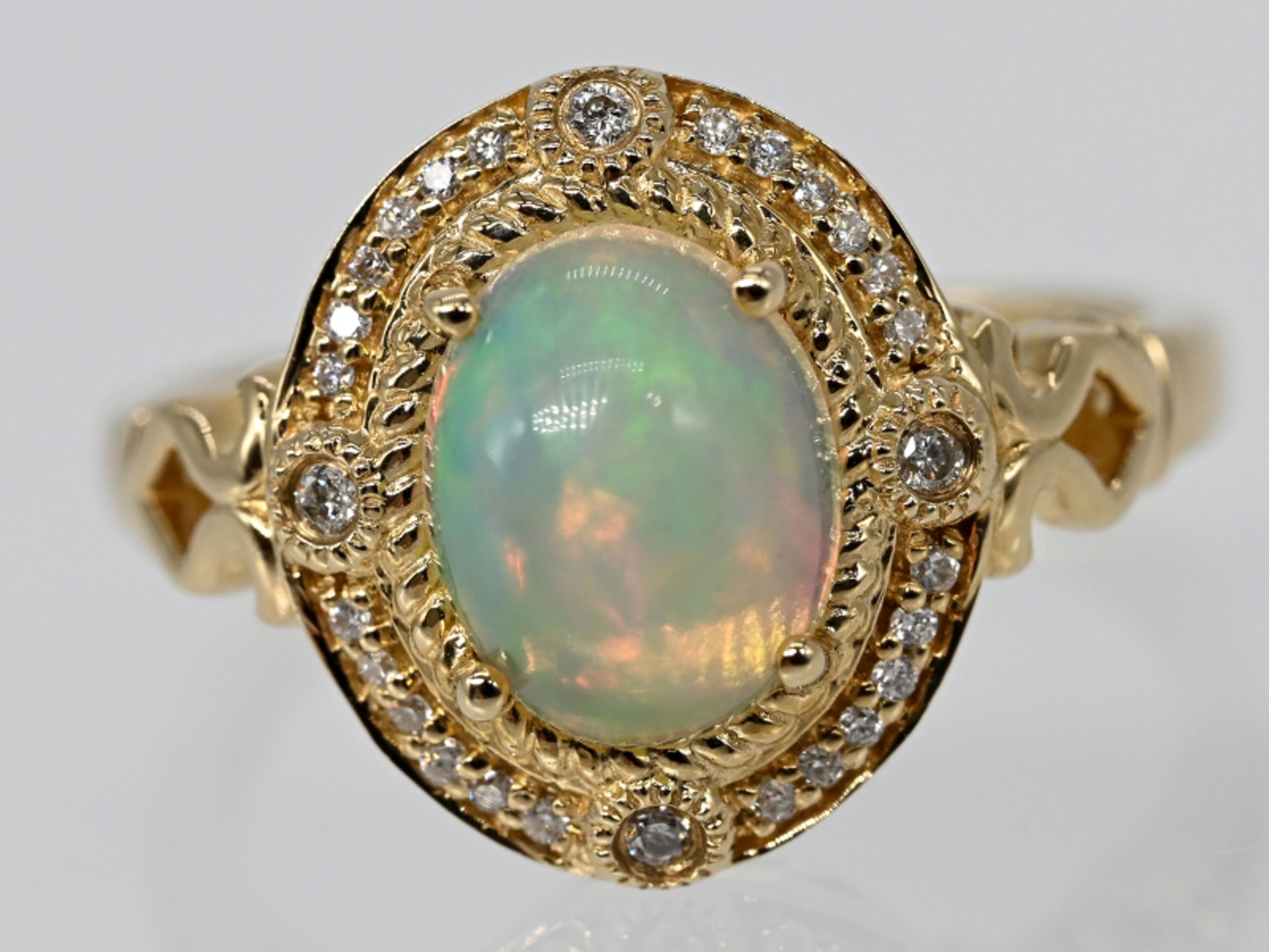 Ring mit Opal-Cabochon und 28 kleinen Achtkant-Diamanten, 20. Jh. 10kt Gelbgold. Gesamtgewicht ca. - Image 4 of 4