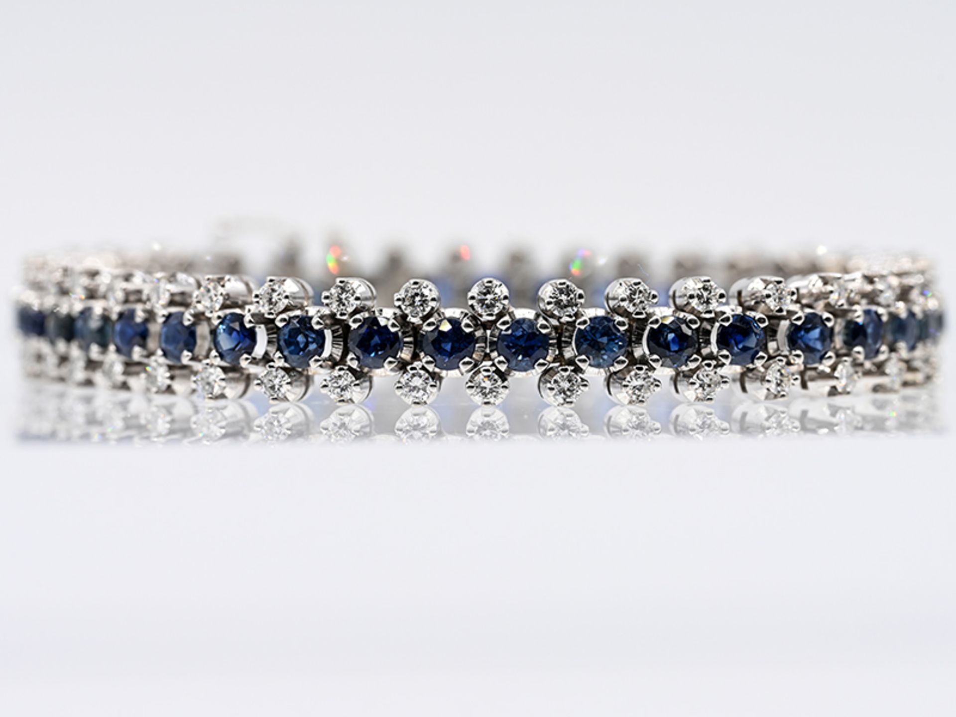 Streifenarmband mit 40 Saphiren, zusammen ca. 5 ct und 80 Brillanten, zusammen ca. 1,5 ct, - Image 3 of 3