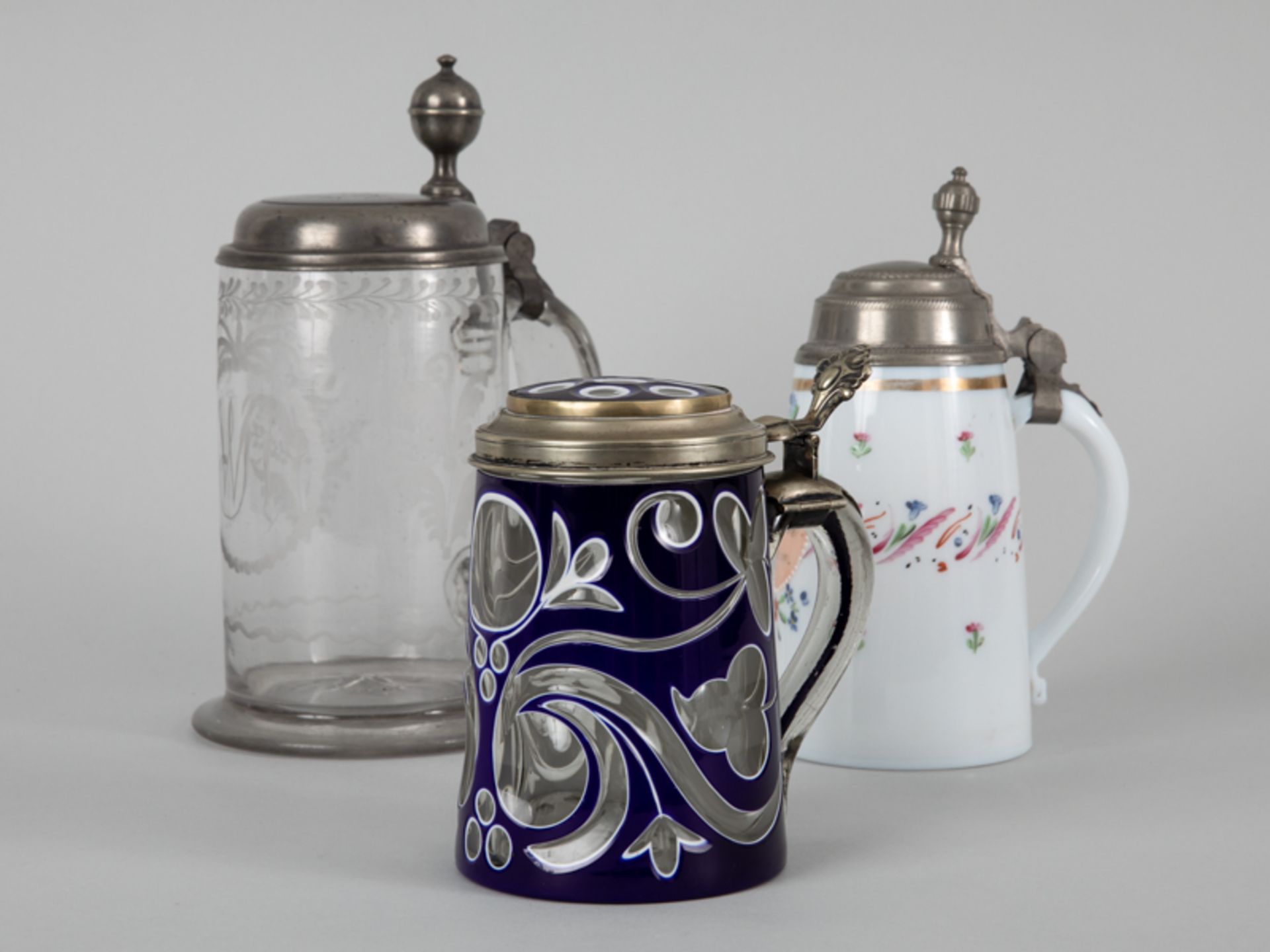 3 antike Bierkrüge mit Zinndeckel Montur, 19. Jahrhundert Klarglas, Überfangglas und Opalglas; - Image 4 of 4