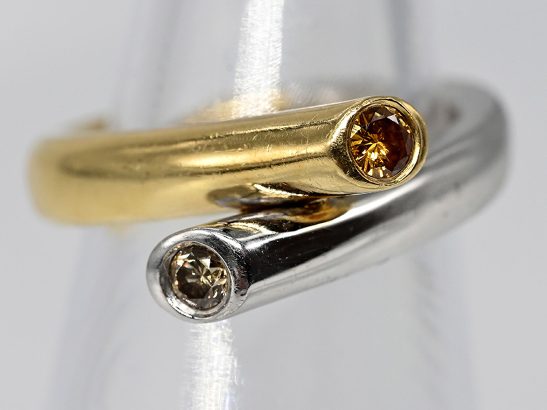 Moderner Ring mit braunem und gelbem Diamanten, zusammen ca. 0,24 ct, Kaufbeleg von 2000 750/- Gelb-