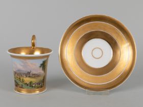 Goldene Ansichtstasse, 19. Jahrhundert Weißporzellan mit polychromer Vedutenmalerei und