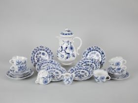 Kaffeeservice Konvolut "Zwiebelmuster", Meissen, u.a. Knaufzeit, 19./20. Jh. Weißporzellan mit unter