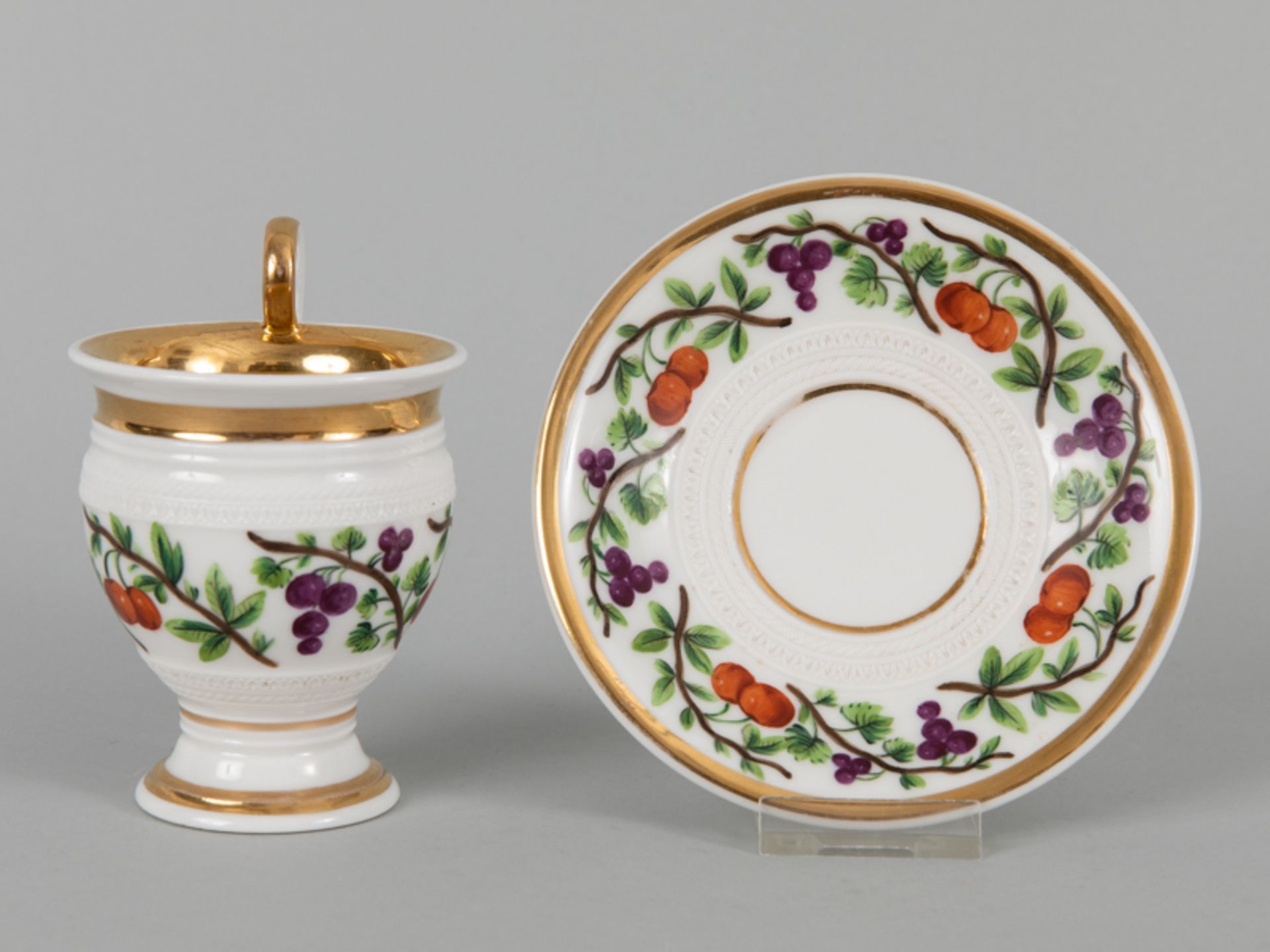 Kleine Tasse mit Fruchtmalerei, 19. Jahrhundert Weißporzellan mit polychromer Malerei und