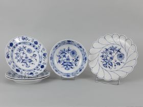 Konvolut aus 4 Tellern und Schale "Zwiebelmuster", Meissen, u.a. Knaufzeit, Ende 19./ 20. Jh.