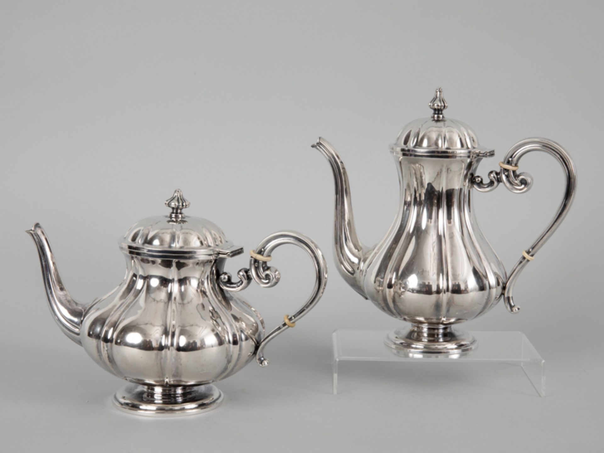 Teekanne und Kaffeekanne, Italien, 20.Jahrhundert 800/-er Silber; Gewicht ca. 817 g;