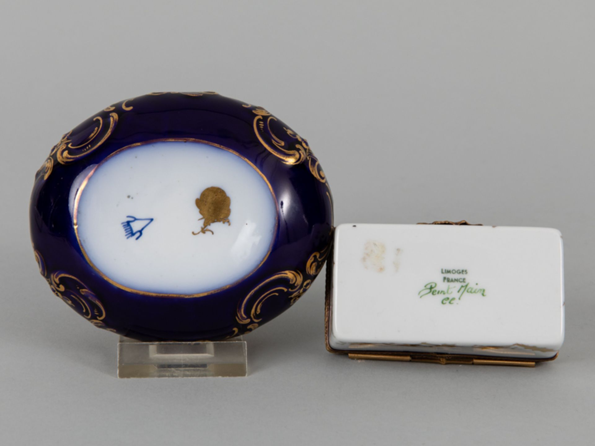 Paar verschiedene Deckeldosen, 20./ 21. Jahrhundert Porzellan; polychrom bemalt mit Goldstaffage und - Bild 3 aus 4
