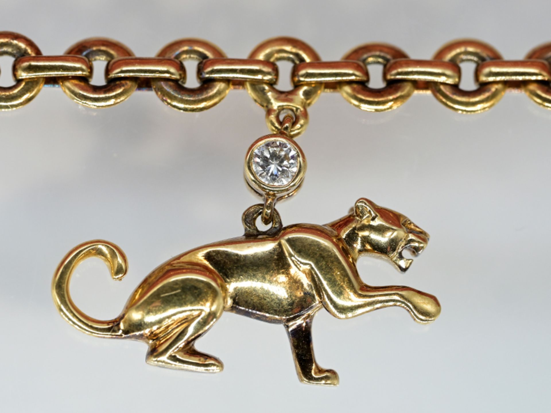 Goldenes Vintage Armband / charme bracelet, 3 Panther mit 2 Brillanten, 2 Rubinen und 2 Smaragden, - Bild 4 aus 6