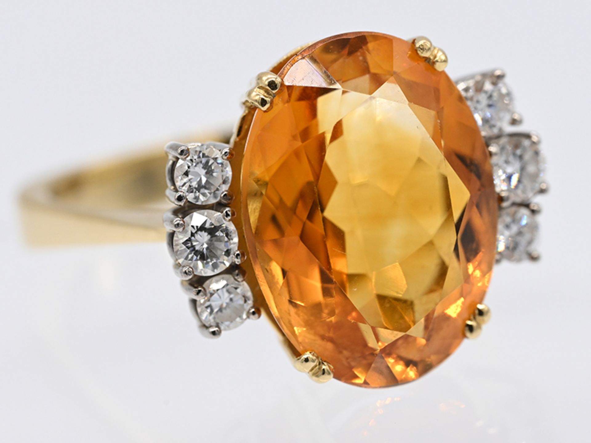 Ring mit Citrin ca. 7 ct und 6 Brillanten, zusammen ca. 0,55 ct, Goldschmiedearbeit, 80- er Jahre