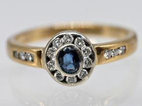 Ring mit Saphir ca. 0,25 ct und 16 kleinen Brillanten, zusammen ca. 0,30 ct, 80- er Jahre 585/-