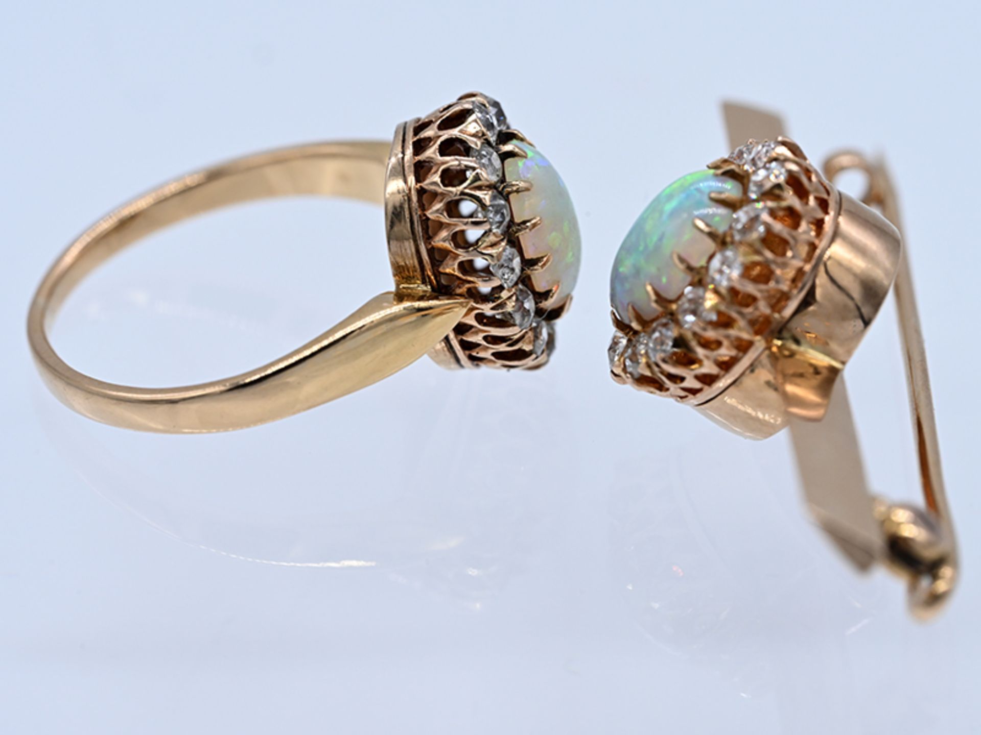 Stabnadel und Ring mit sehr hochwertigen Opal-Cabochons, zusammen ca. 1,2 ct und 26 Altschliff-
