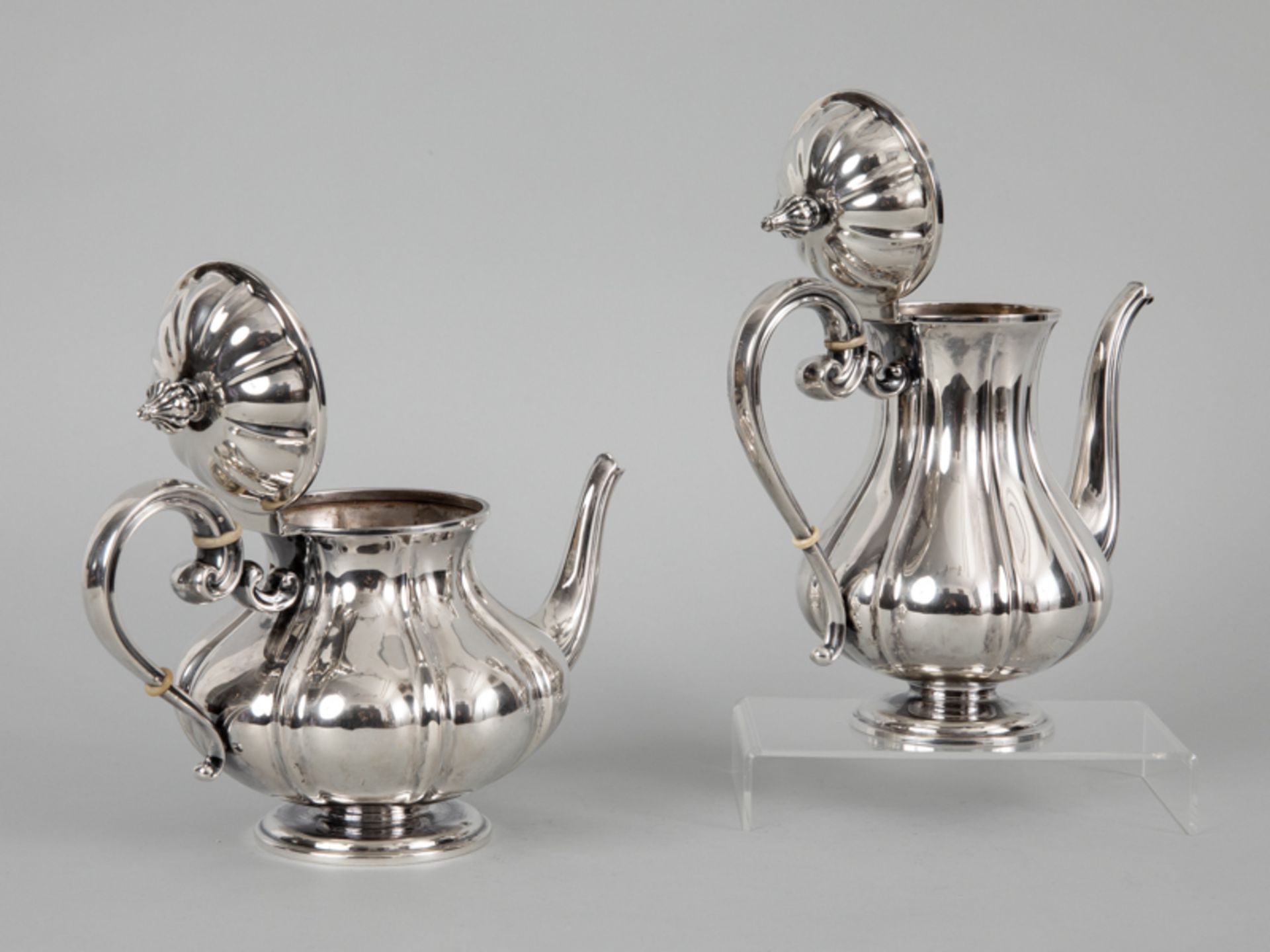 Teekanne und Kaffeekanne, Italien, 20.Jahrhundert 800/-er Silber; Gewicht ca. 817 g; - Bild 2 aus 3