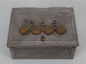 Miniatur-Safe, um 1920 Quadratische Truhe aus silberner Metalllegierung mit Erhebungen aus