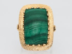 Ring mit Malachit-Cabochon, Goldschmiedearbeit 70-er Jahre 750/- Gelbgold. Gesamtgewicht ca. 13,2 g.