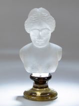 Miniaturbüste aus Bergkristall, um 1900 Auf einem braunfarbigen Glassockel montierte Miniaturbüste