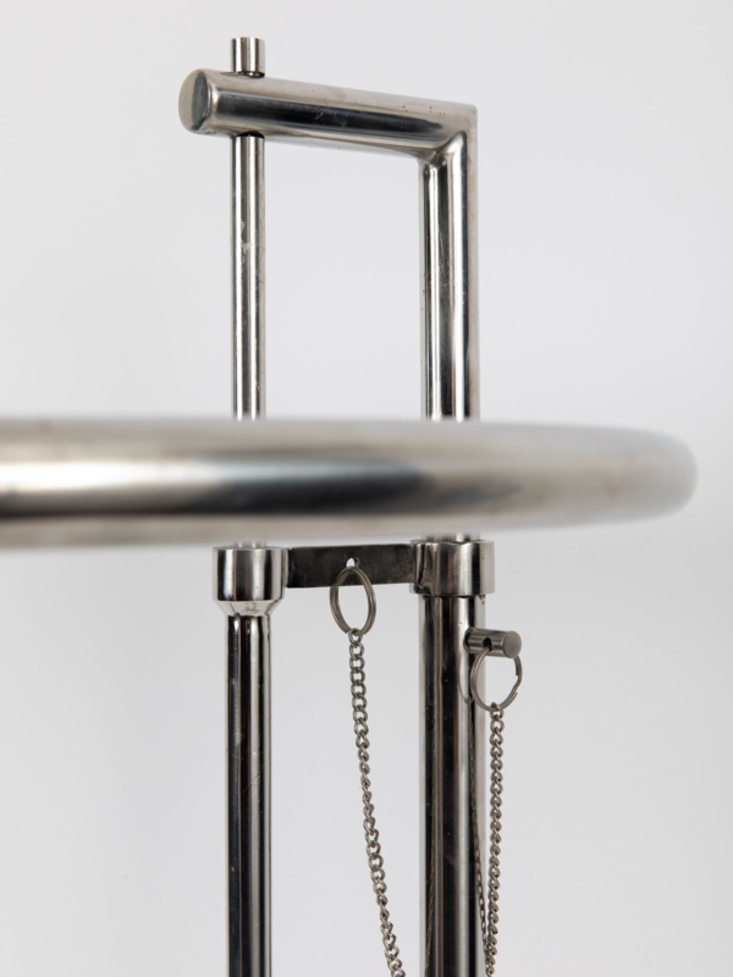 Beistelltisch "Adjustable Table" nach Eileen Gray, Neuzeitlich Glas und verchromter Stahl; - Bild 5 aus 5