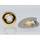 2 verschiedene moderne Anhänger aus Gold und Platin mit je einem Brillant von ca. 0,08 ct und 0,05