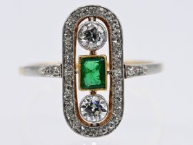 Ring mit Smaragd ca. 0,30 ct, 2 Altschliff-Diamanten zusammen ca. 0,50 ct und div. Achtkant-
