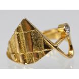 Moderner Ring mit 1 Brillant ca. 0,10 ct, Goldschmiedearbeit, 80- er Jahre 750/- Gelbgold.