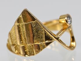 Moderner Ring mit 1 Brillant ca. 0,10 ct, Goldschmiedearbeit, 80- er Jahre 750/- Gelbgold.