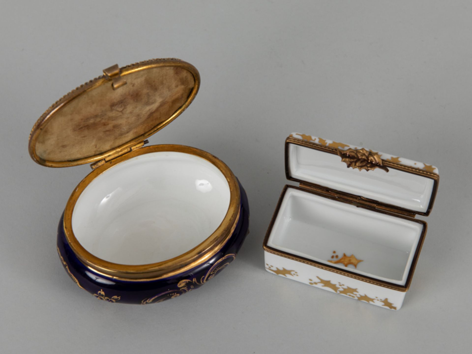Paar verschiedene Deckeldosen, 20./ 21. Jahrhundert Porzellan; polychrom bemalt mit Goldstaffage und - Bild 2 aus 4